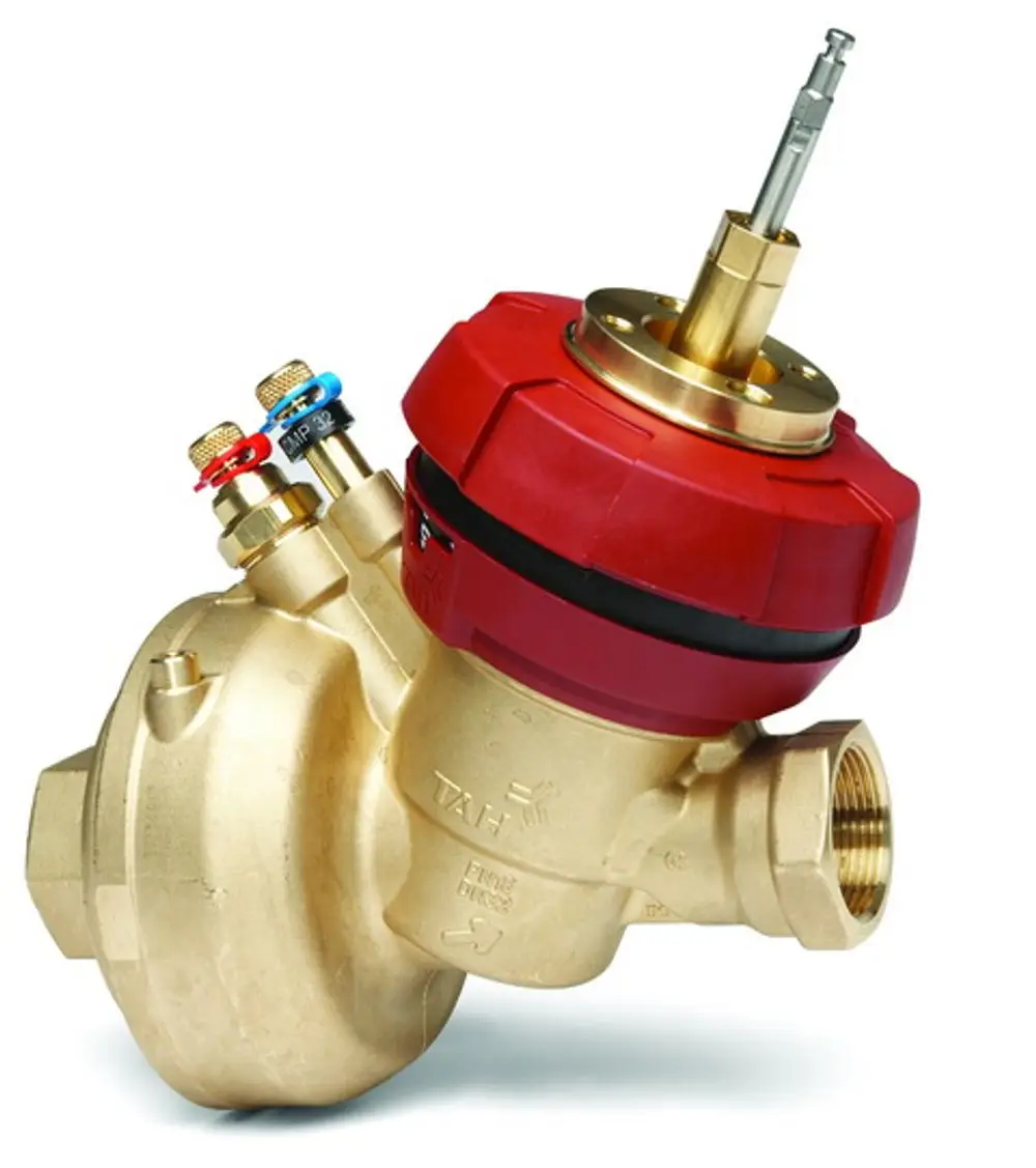 Regelventil von IMI Hydronic Engineering mit einem rot-schwarzen Gehäuse und einem Messanschluss, ausgestattet mit Innengewinden und mehreren Anschlüssen für hydraulische Anwendungen.